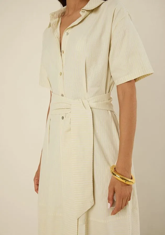 Detalhe do vestido chemise off-white com faixa na cintura