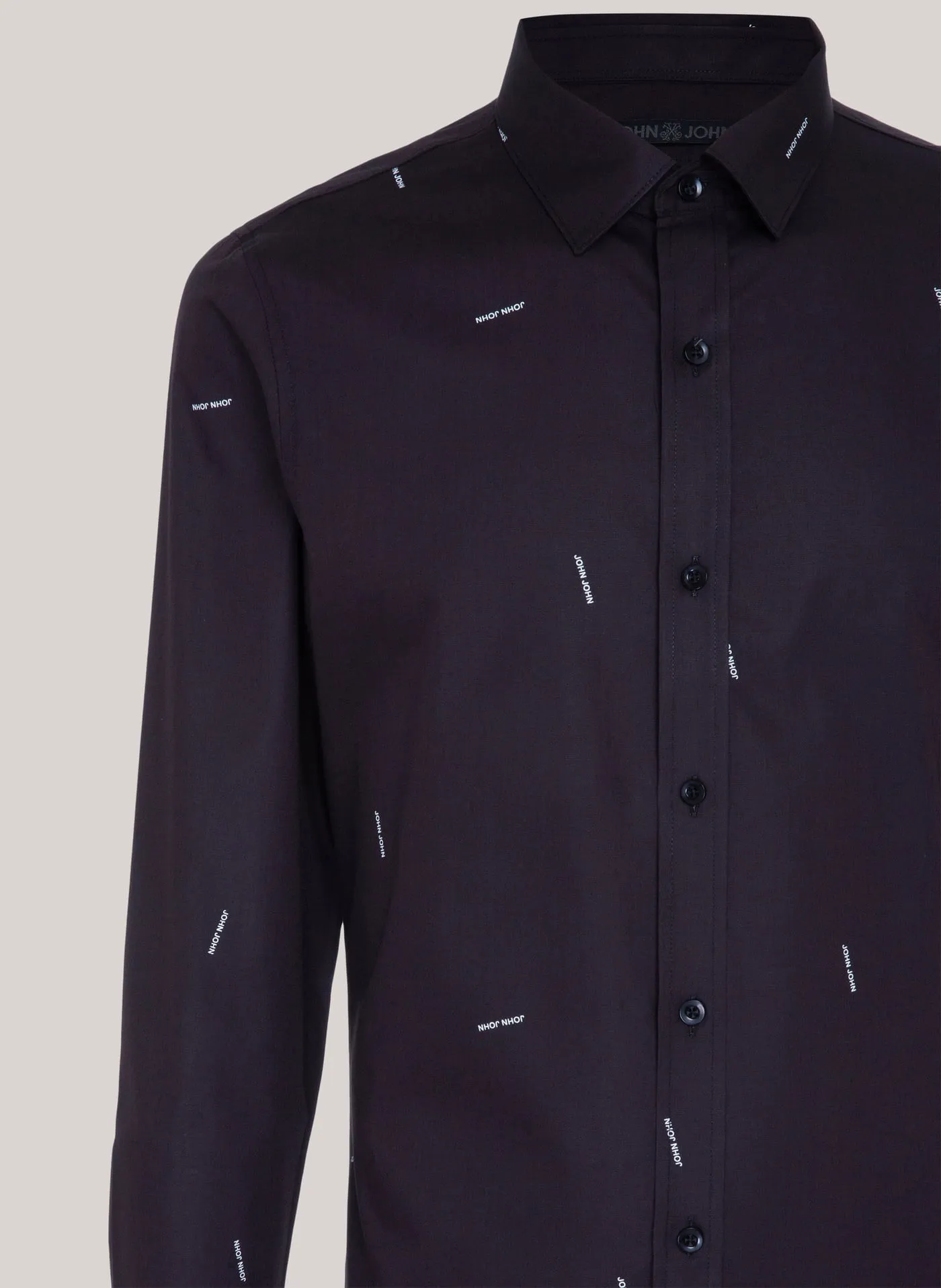 Detalhe da camisa azul-marinho com microestampa